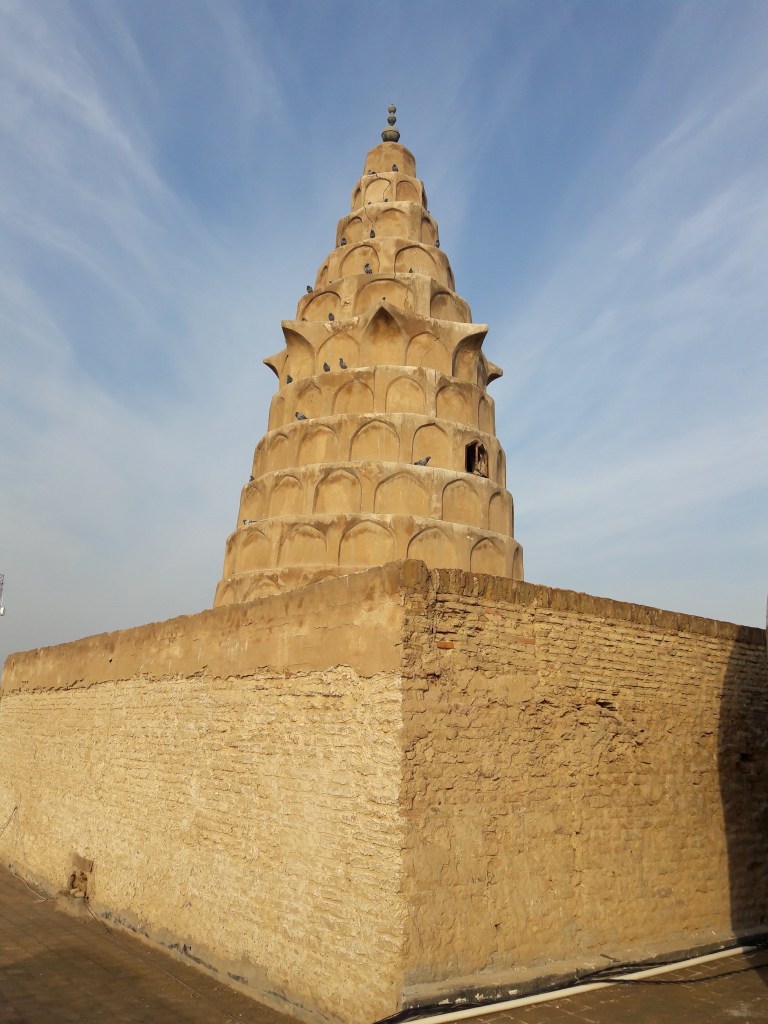 上图:以西结的坟墓(Ezekiel's Tomb),位于伊拉克东南部幼发拉底河畔的阿祈费尔(Al Kifl),离古巴比伦城的废墟不远。犹太人和穆斯林都相信这是先知以西结的坟墓,直到以色列复国之前,当地还有犹太人居住,并宣称这个坟墓在过去两千多年里始终是他们的产业。