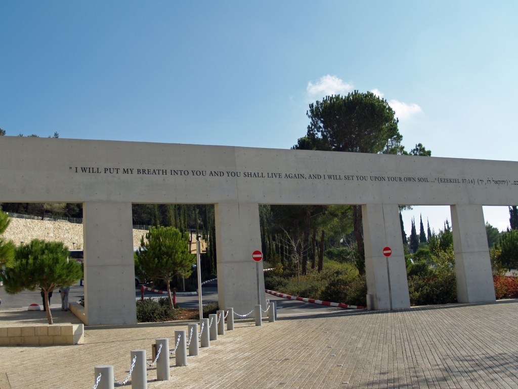 上图:耶路撒冷大屠杀纪念馆(Yad Vashem in Jerusalem)的大屠杀幸存者纪念碑(Monument to Holocaust Survivors),上面引述的经文是:「我必将我的灵放在你们里面,你们就要活了。我将你们安置在本地」(结三十七14)。
