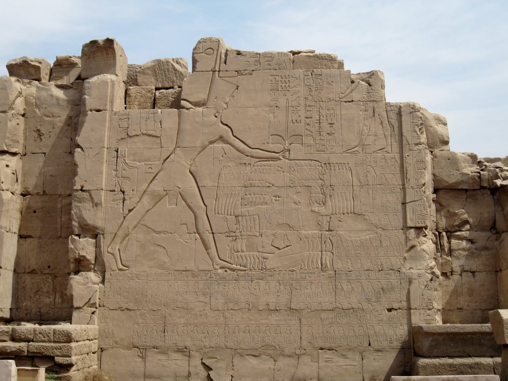 上图:埃及底比斯卡纳克神庙(Karnak Temple)的米吉多战役浮雕,描绘图特摩斯三世(Thutmose III,主前1479-1425年在位)一手抓住一群迦南俘虏的头发,一手在施行惩罚。「膀臂」在古代中东常被用来比喻君王的能力和军事力量。「打折埃及王法老的膀臂」(结三十21),比喻削弱法老的力量。