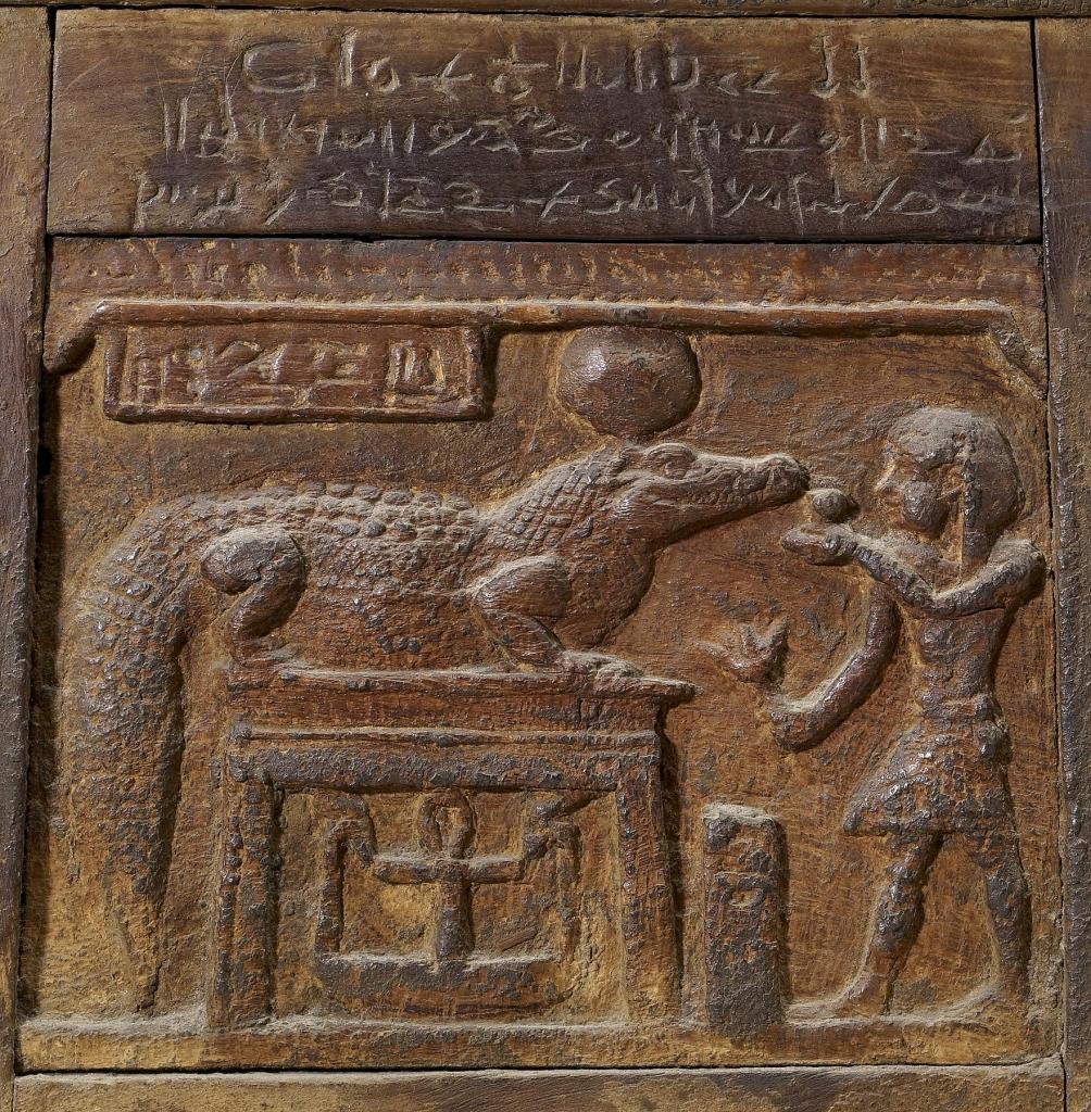 上图:主前1世纪的埃及盒子,描绘一位国王向鳄鱼神索贝克(Sobek)献祭,现藏于沃特斯艺术博物馆(Walters Art Museum)。索贝克是尼罗鳄与西非鳄的象征,常以鳄鱼或鳄头人身的形式现身。象征法老的王权、丰饶、生育与战争实力,也作为辟邪魔法的守护神。尼罗河鳄(Nile crocodile),是一种大型鳄鱼,非洲最大的爬行动物,体型仅次于河口鳄。尼罗鳄非常强壮,成年尼罗鳄的体重可以重达一吨。,平均寿命达70至100年。