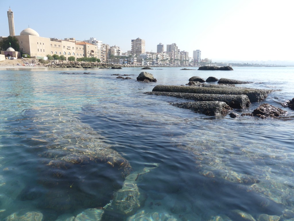 上图:沉没在地中海里的古代推罗城的柱子,背景是陆上的现代推罗城。今天,推罗是黎巴嫩的第四大城市,仅次于贝鲁特、的黎波里和西顿。