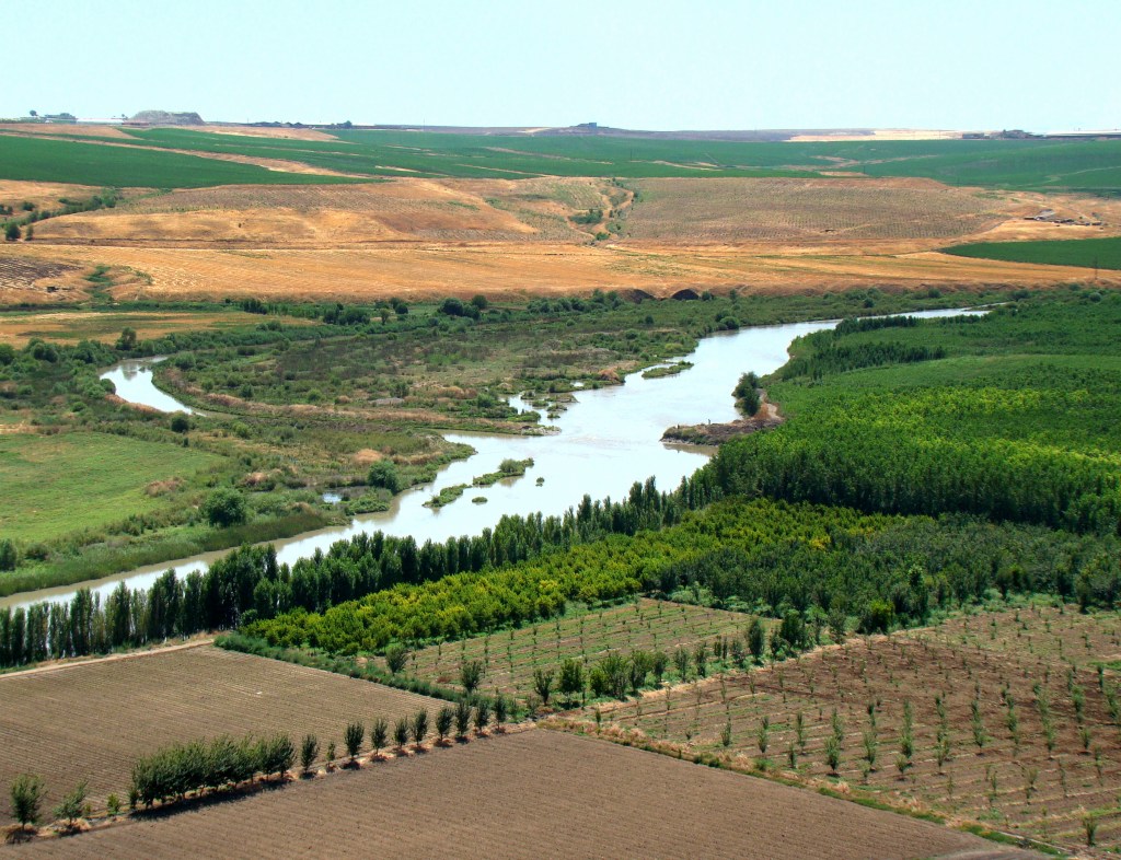 上图：迪亚巴克尔（Diyarbakır）附近的底格里斯河上游。底格里斯河（Tigris）发源于土耳其境内的安纳托利亚山区，依赖雨雪补给，流经伊拉克，令原本位处干旱气候地区的伊拉克拥有水源丰富的河流，主要城市都在该河流的流域范围，是伊拉克人口的主要集中地，伊拉克首都巴格达正位于底格里斯河西岸。底格里斯河与其西面的幼发拉底河形成的两河流域，被称为美索不达米亚（Mesopotamia），是重要的古代文明起源地。由于河水带来的沙泥把河床不断填高，最终使两河下游合流在一起，称为阿拉伯河，注入波斯湾。