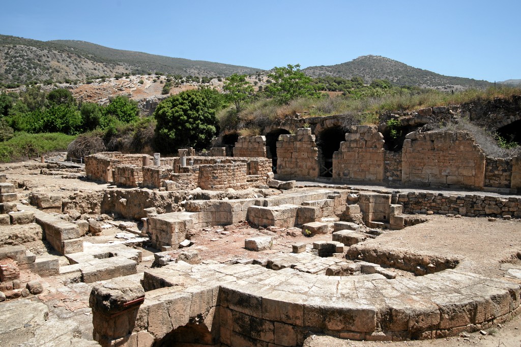 上图：希律·亚基帕二世（Herod Agrippa II，主后27-92年）在凯撒利亚·腓立比的宫殿遗址。亚基帕二世定都于凯撒利亚·腓立比，对该城进行了改善。主后61年，亚基帕二世为了纪念罗马皇帝尼禄，把他的首都凯撒利亚·腓立比改名为尼禄尼亚斯（Neronias Irenopolis）。这个名字被一直用到主后68年尼禄自杀。