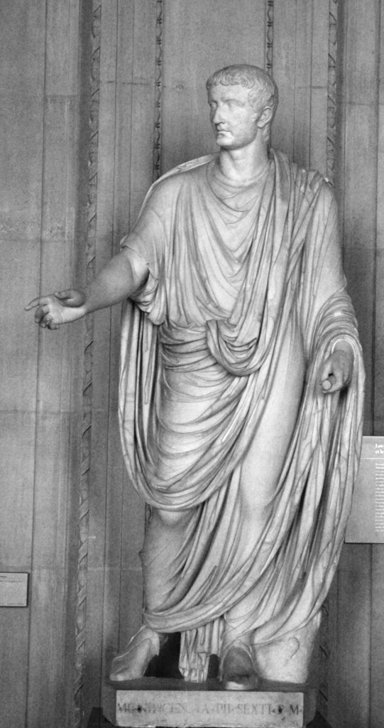 上图:穿着托加长袍的罗马皇帝提庇留(Tiberius,主后14-37年)。宽大的托加长袍(Toga)是最能体现古罗马男子服饰特点的服装。从主前5世纪开始,托加就被看作罗马公民的特有标志,只有男子才能穿,而女子只能穿斯托拉(Stola)和帕拉(Palla),而奴隶、外来者和被放逐者不准穿托加。大多数罗马人在合法年龄(通常是14-18岁)在正式场合穿成年托加(Toga virilis),未成年的自由民男孩穿有紫色镶边的镶边托加(Toga praetexta)。