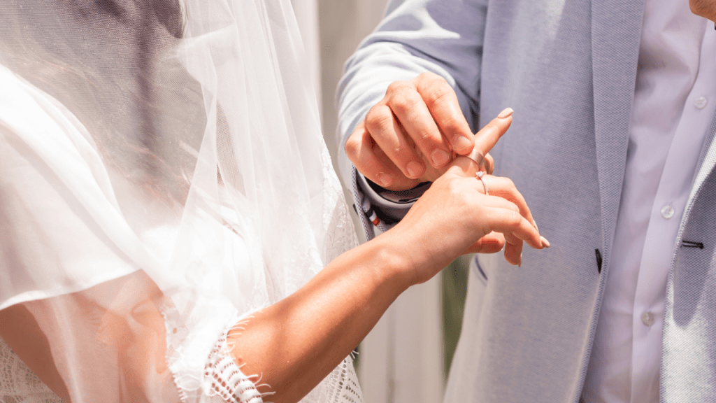 上图:犹太传统婚礼中的戒指仪式(The Ring Ceremony)。根据犹太律法,当新郎向新娘赠送有价值的物品时,婚姻就正式成立。传统上是新郎在新娘的右手食指上戴一枚由简单、普通的金属制成的戒指,然后在证人面前用希伯来文和当地语言说:「看哪,根据摩西和以色列的律法,你借着这枚戒指已分别为圣,成为我的妻子。Behold, you are consecrated to me with this ring according to the laws of Moses and Israel./ Haray at m'kudeshet li b'taba'at zo k'dat Moshe v'Yisrael.」