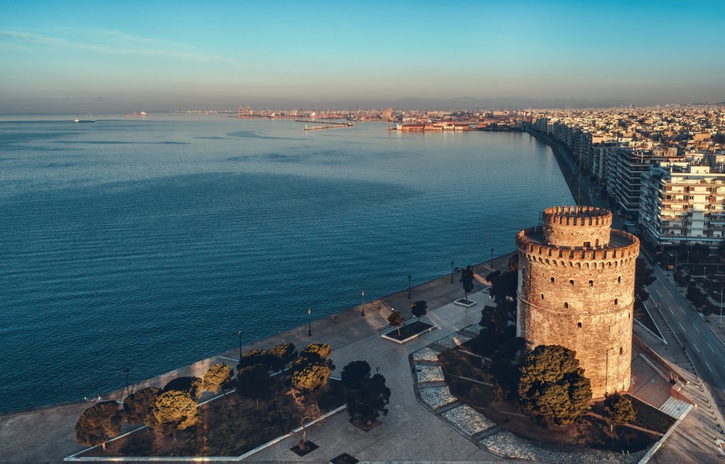 上图:现代帖撒罗尼迦(Thessaloniki)是希腊的第二大都市,人口约100万人。帖撒罗尼迦位于罗马帝国两条交通要道的交会点,一条是从意大利通往东欧的伊格那提亚大道(Via Egnatia),另一条是从多瑙河到Thermaikos湾(又名Gulf of Salonika萨隆尼卡湾)的水路,因此,帖撒罗尼迦成为一个重要的海港城市。主前146年,帖撒罗尼迦成为罗马帝国马其顿省的首府。主前42年,帖撒罗尼迦被罗马皇帝授予自治权,成为一个「自由皇城」(Free Imperial City)。